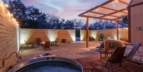 Romantic Luxury Retreat-hot/cold pool & sauna