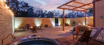 Romantic Luxury Retreat-hot/cold pool & sauna