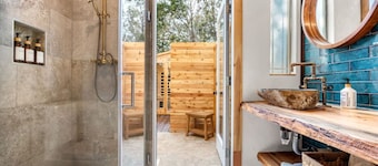 Romantic Luxury Retreat-hot/cold pool & sauna