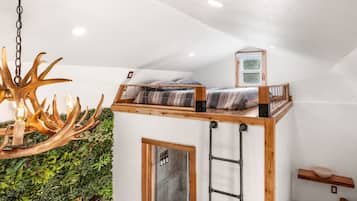 3 bedrooms, desk, iron/ironing board, travel cot