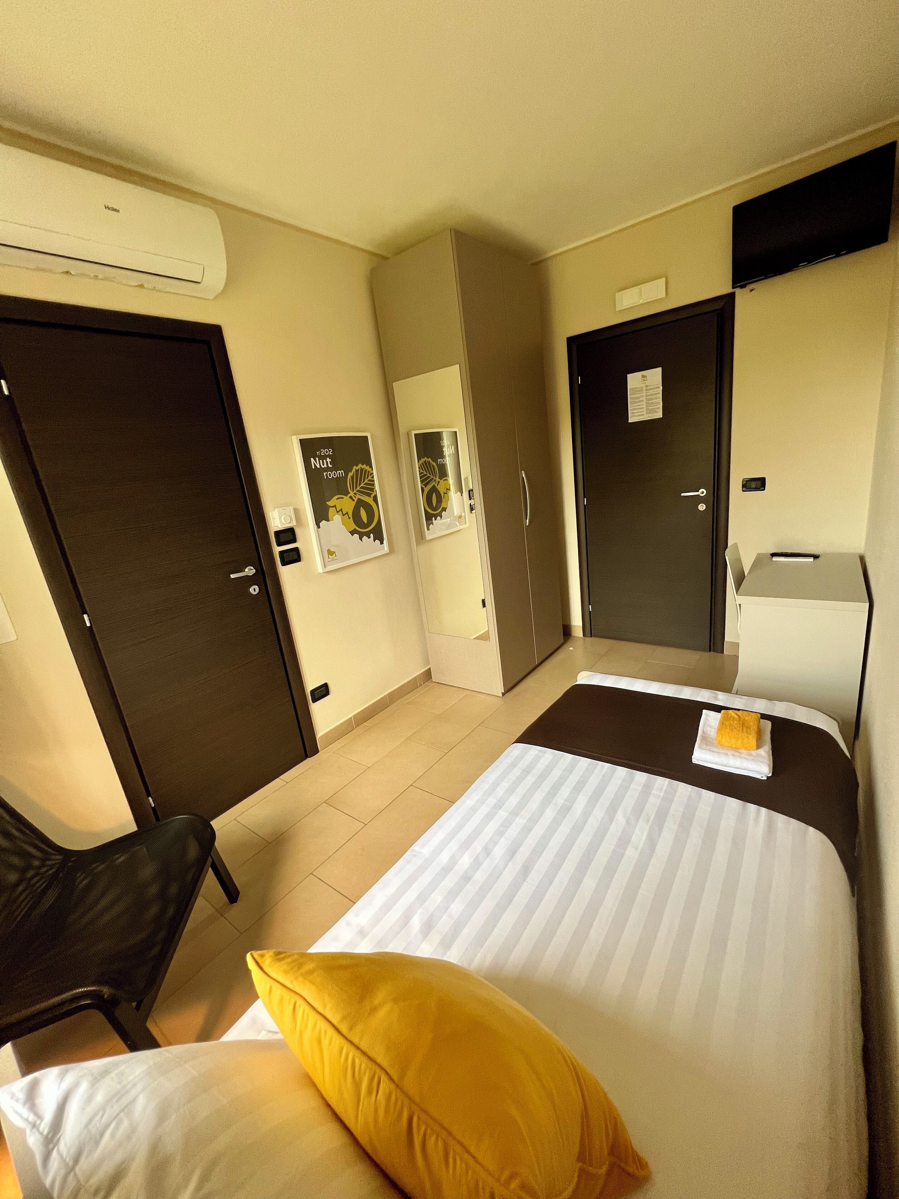 Single Room | Bathroom | Shower, hair dryer, towels, soap