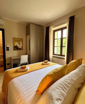 Quarto casal ou duplo, vista para o jardim | Escrivaninha, espaço de trabalho para notebook, Wi-Fi de cortesia