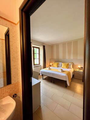 Quarto casal ou duplo, vista para o jardim | Escrivaninha, espaço de trabalho para notebook, Wi-Fi de cortesia