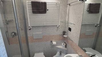 Een douche, een haardroger, handdoeken, zeep