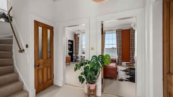 Apartment | 4 bedrooms, desk