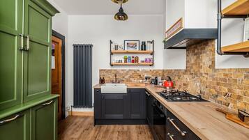 Apartment | 4 bedrooms, desk