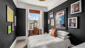 Apartment | 4 bedrooms, desk