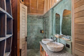 Regadera, secadora de cabello, bidet, toallas 