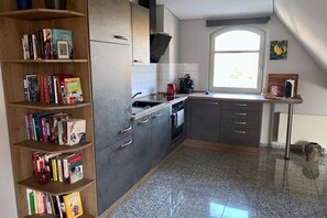 Frigorifero, forno, piano cottura, lavastoviglie