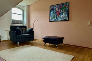 TV connectée, lecteur de DVD, livres, chaîne hi-fi