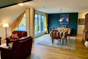 TV connectée, lecteur de DVD, livres, chaîne hi-fi