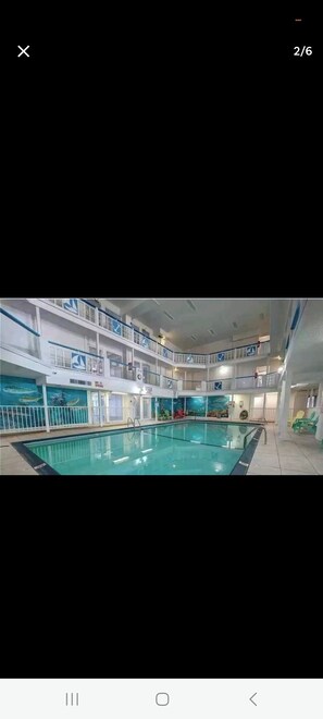 Een binnenzwembad en een buitenzwembad