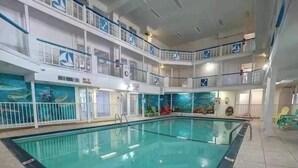 Una piscina interior con varios niveles y vista despejada al área de la piscina.