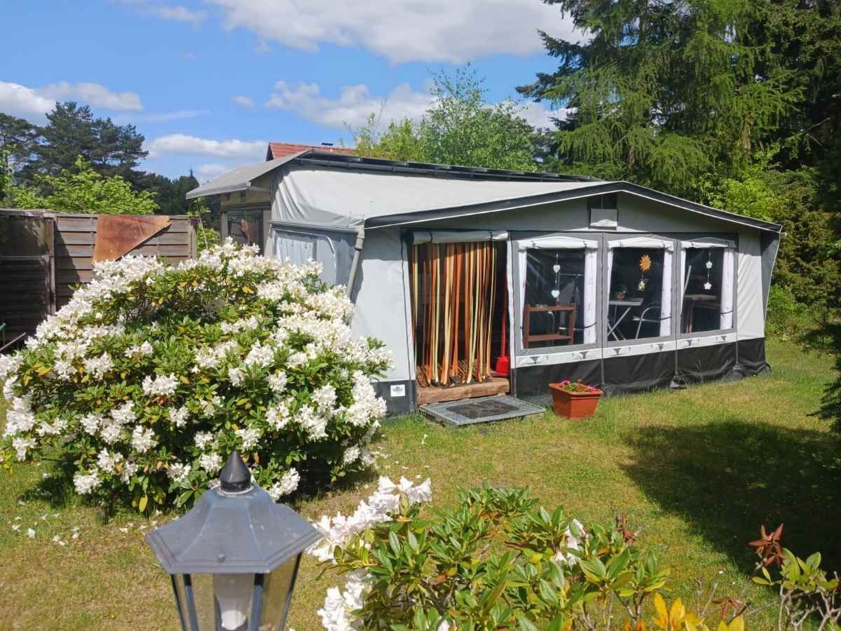 Wohnwagen mit großem Vorzelt (155355)