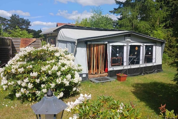 Wohnwagen mit großem Vorzelt (155355)