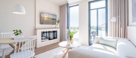 TV, fireplace