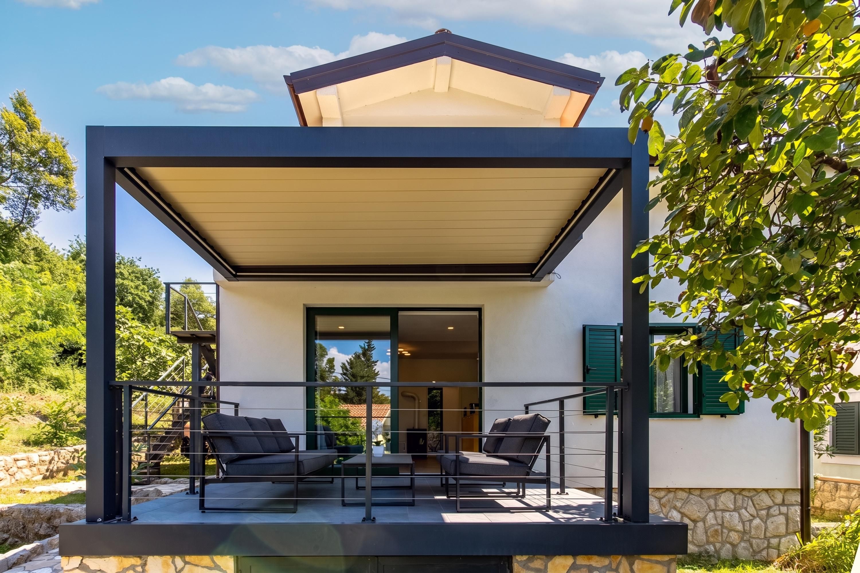 Uma casa moderna com varanda coberta, mobiliário de jardim e fundação de pedra.
