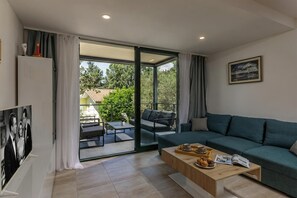 Familienhaus, Mehrere Schlafzimmer, Bergseite (Beachside House Lara) | Wohnbereich | 21-Zoll-Flachbildfernseher mit Digitalempfang, Fernseher