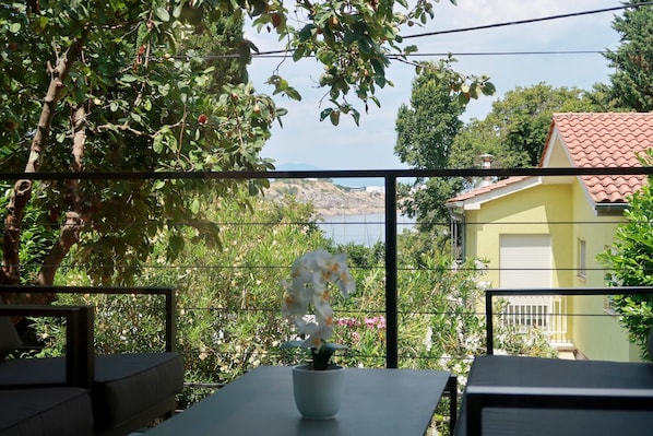 Family House, 2 Bedrooms, Microwave, Mountainside (Beachside House Lara) | Outdoor dining