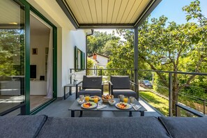 패밀리 하우스, 침실 여러 개, 산비탈 (Beachside House Lara) | 테라스/파티오