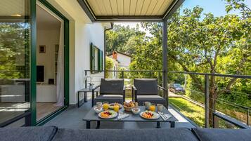 Family House, Multiple Bedrooms, Mountainside (Beachside House Lara) | Terrace/patio