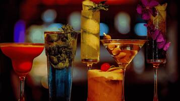 Fire forskellige cocktails i forskelligt glasværk.