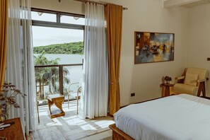 Familiesuite, balkong, utsikt mot innsjø | Allergitestet sengetøy, minibar og individuelt dekorert