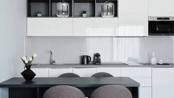 Suite Familiale, balcon, vue ville | Coin cuisine privé | Réfrigérateur, micro-ondes, plaque de cuisson, machine à expresso