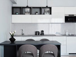 Refrigerador, microondas, placa de cocina, cafetera expreso