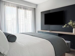 Suite superior, balcó, vistes a la ciutat | Caixa forta a l'habitació i escriptori 