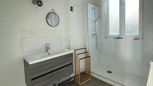 A modern bathroom with a shower, a sink, and a mirror. - La parenthèse Arcachonnaise" apartment (Arcachon)