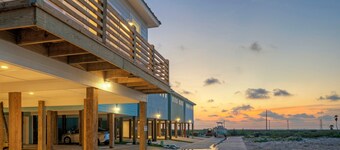 Between the Shores by AvantStay | Pool, Boardwalk