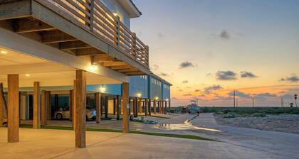 Between the Shores by AvantStay | Pool, Boardwalk