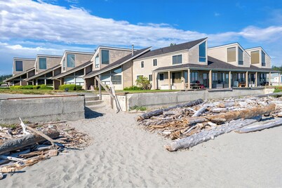 Beachcomber's Bliss by AvantStay | Steps to the Beach | Ocean Views