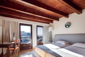 3 quartos, ferros/tábuas de passar roupa, berço de viagem