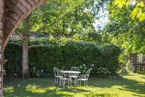 Outdoor dining - "Vicinia" with garden in the castle (Strassoldo)