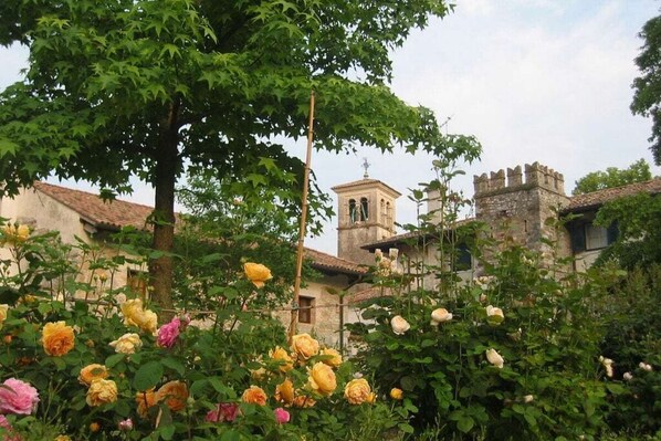 Exterior detail - "Vicinia" with garden in the castle (Strassoldo)