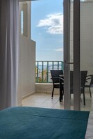 Habitación Deluxe, vistas parciales al mar | Minibar y wifi gratis