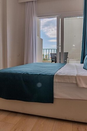 Quarto luxo, vista parcial para o mar | Frigobar, Wi-Fi de cortesia