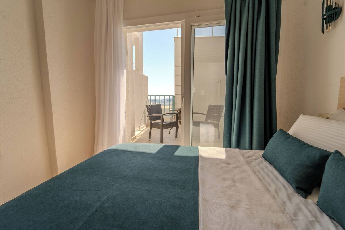 Camera Deluxe, vista mare parziale | 1 camera, minibar, Wi-Fi gratuito