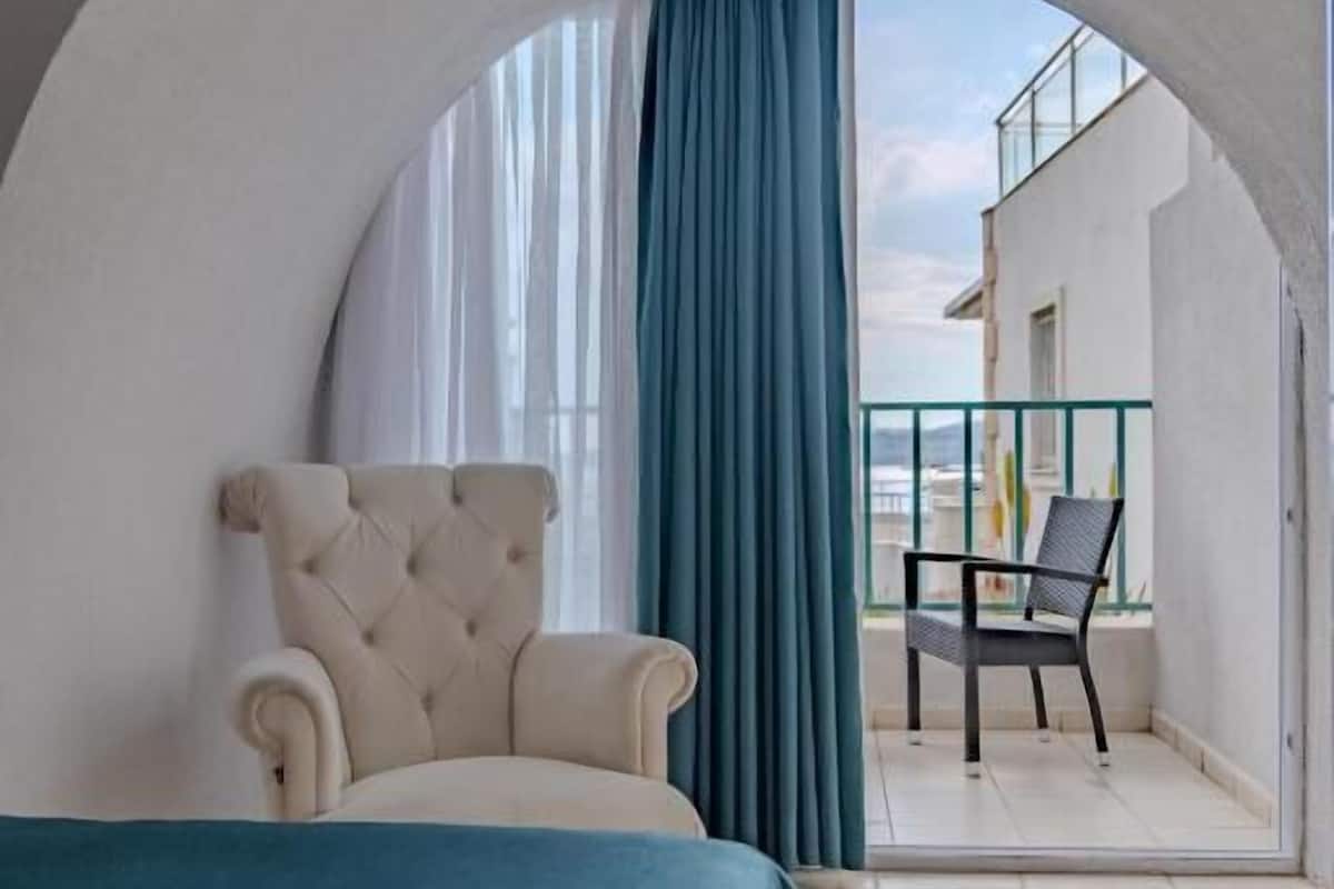 Habitación estándar, vista parcial al mar | 1 habitación, minibar y wifi gratis