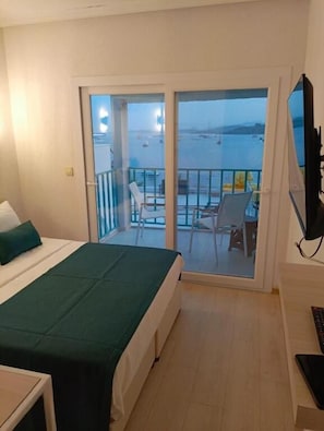 Standard Room, Sea View | 1 bilik tidur, bar mini, Wi-fi percuma