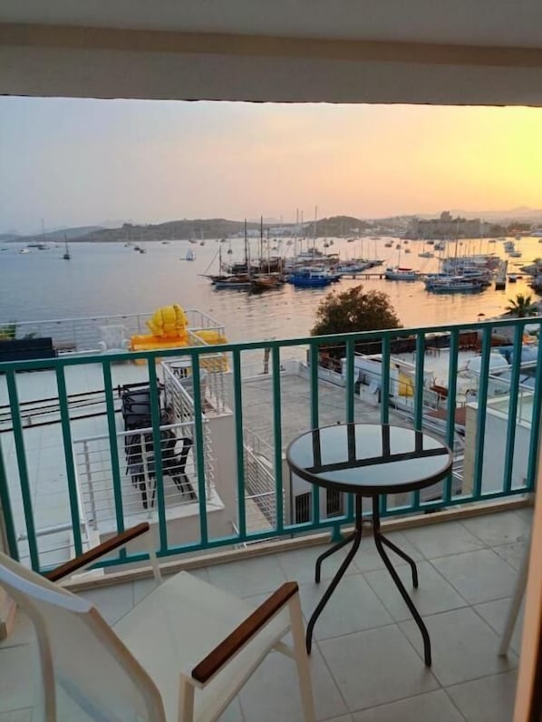 Standard Room, Sea View | 1 bilik tidur, bar mini, Wi-fi percuma