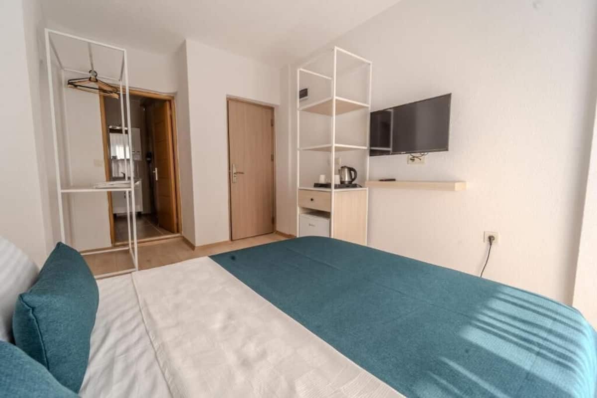 Habitación Deluxe, vista parcial al mar | 1 habitación, minibar y wifi gratis