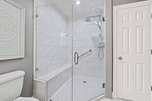 Shower, towels, shampoo - Phoenix on the Bay 1-1114 ~ In/Outdoor Pools, Hot Tub, Lazy River + $400 in FREE Activities Daily (Orange Beach)