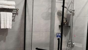 Deluxe Room | Bathroom