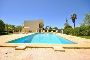 Pool - Villa in Vilamoura near Falésia Beach (Quarteira)