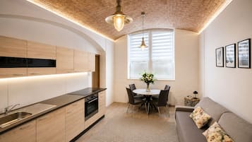 Apartamento família, 2 quartos, cozinha, no pátio | Cozinha privada | Geladeira grande, micro-ondas, fogão, cooktop