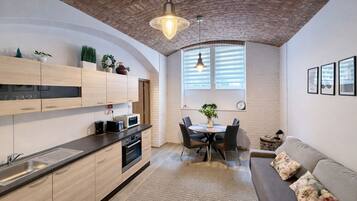 Apartamento família, 2 quartos, cozinha, no pátio | Cozinha privada | Geladeira grande, micro-ondas, fogão, cooktop