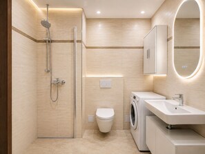 Family Apartment, 2 Bedrooms, Kitchen, Courtyard Area | Bilik Mandi | Pancuran mandi, pengering rambut, tuala disediakan, sabun 